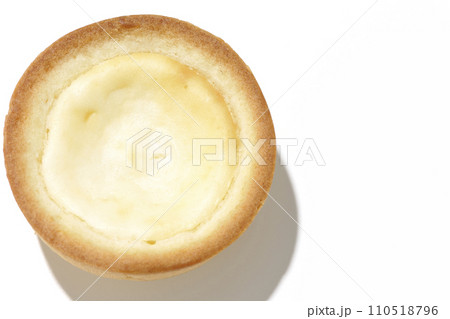 一口サイズのチーズタルトを白背景で俯瞰撮影 110518796