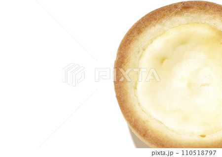 一口サイズのチーズタルトを白背景で俯瞰撮影 一口サイズのチーズタルトを白背景で俯瞰撮影 110518797