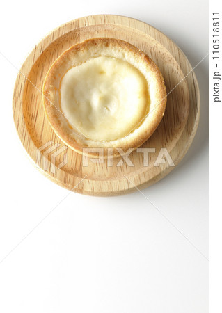 一口サイズのチーズタルトを白背景で俯瞰撮影 一口サイズのチーズタルトを白背景で俯瞰撮影 110518811