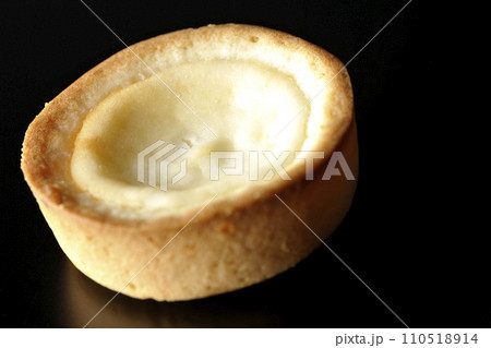 一口サイズのチーズタルトを黒背景で撮影 110518914