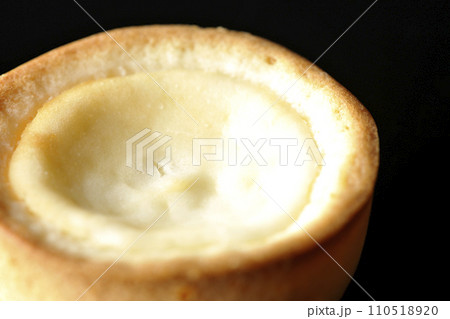 一口サイズのチーズタルトを黒背景で撮影 110518920