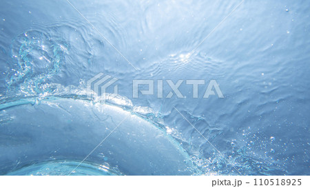 水中から見上げる波紋と青空 水中から見上げる波紋と青空 110518925