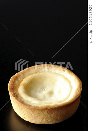 一口サイズのチーズタルトを黒背景で撮影 110518929