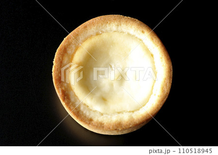 一口サイズのチーズタルトを黒背景で俯瞰撮影 110518945