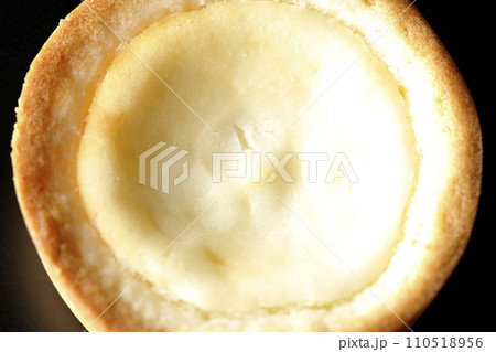 一口サイズのチーズタルトを黒背景で俯瞰撮影 一口サイズのチーズタルトを黒背景で俯瞰撮影 110518956
