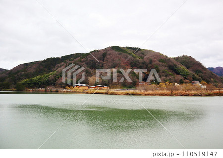 JR山陰本線・玄武洞駅側から円山川対岸の玄武洞公園を望む 110519147