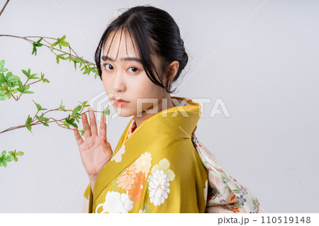 振り袖の若い女性 振り袖の若い女性 110519148