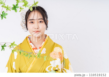 振り袖の若い女性 振り袖の若い女性 110519152