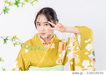 振り袖の若い女性 110519156