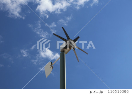 青空と白い雲と風力発電用の小型風車がある風景 青空と白い雲と風力発電用の小型風車がある風景 110519396