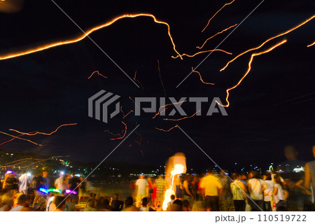 タイ・プーケット・パトンビーチの夜景・カウントダウン タイ・プーケット・パトンビーチの夜景・カウントダウン 110519722