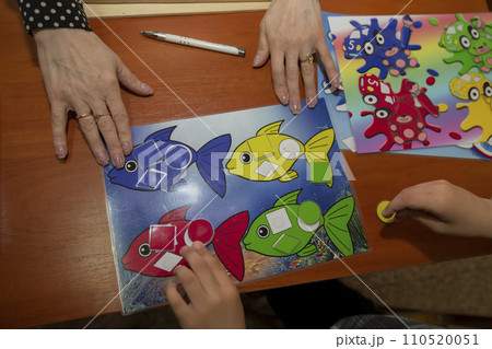 A psychologist conducts a psychological test for a child with mental retardation. 110520051
