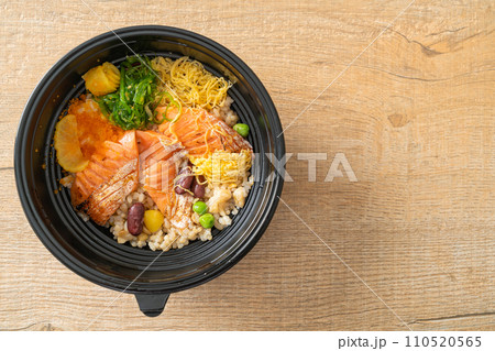 grilled salmon with brown rice donburi 110520565