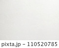白い塗り壁の背景素材 110520785