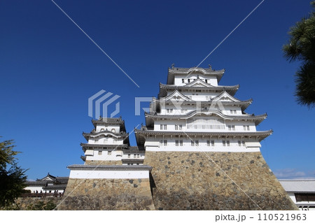 兵庫　姫路　晴天の青空と姫路城 大天守　備前丸跡より 110521963