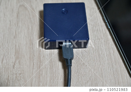 モバイルバッテリーで充電 スマートフォン モバイルバッテリーで充電 スマートフォン 110521983