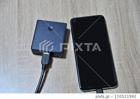 モバイルバッテリーで充電　スマートフォン　 110521992