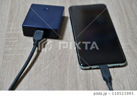 モバイルバッテリーで充電　スマートフォン　 110521993