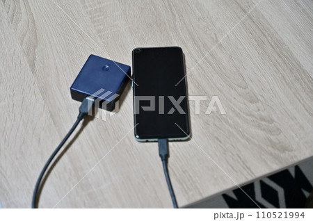 モバイルバッテリーで充電 スマートフォン モバイルバッテリーで充電 スマートフォン 110521994