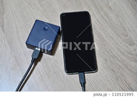 モバイルバッテリーで充電 スマートフォン モバイルバッテリーで充電 スマートフォン 110521995