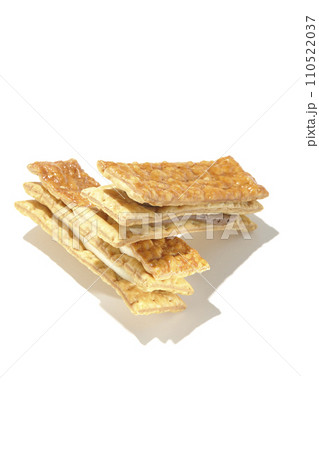 チョコとバニラのパイクリームサンドを白背景で撮影 チョコとバニラのパイクリームサンドを白背景で撮影 110522037