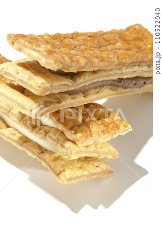 チョコとバニラのパイクリームサンドを白背景で撮影 110522040