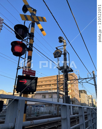 尾山台駅と轟駅の間の踏切の夕暮れ 尾山台駅と轟駅の間の踏切の夕暮れ 110522051