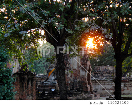 タイ・アユタヤ遺跡・夕暮のワットプラマハータート 110522106