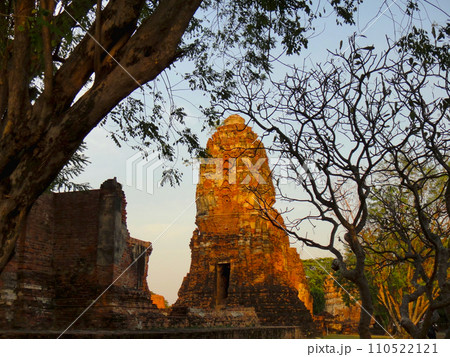 タイ・アユタヤ遺跡・夕暮のワットプラマハータート 110522121