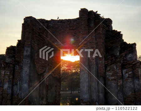 タイ・アユタヤ遺跡・夕暮のワットプラマハータート 110522122