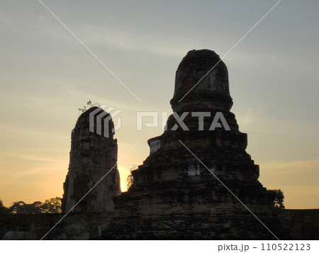 タイ・アユタヤ遺跡・夕暮のワットプラマハータート 110522123