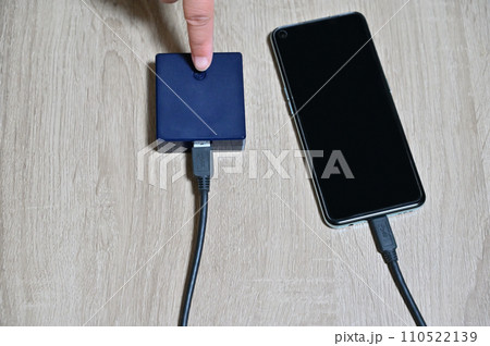 モバイルバッテリーでスマホを充電する人 スマホ充電警告 モバイルバッテリーでスマホを充電する人 スマホ充電警告 110522139