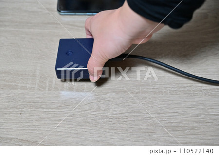 モバイルバッテリーでスマホを充電する人 スマホ充電警告 モバイルバッテリーでスマホを充電する人 スマホ充電警告 110522140