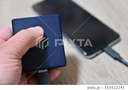 モバイルバッテリーでスマホを充電する人 スマホ充電警告 モバイルバッテリーでスマホを充電する人 スマホ充電警告 110522141