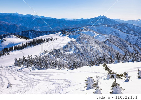 会津駒ヶ岳から燧ヶ岳へ続く冠雪の稜線 110522151