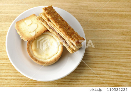 クッキーとクリームサンドとチーズタルト 110522225