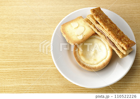 クッキーとクリームサンドとチーズタルト 110522226