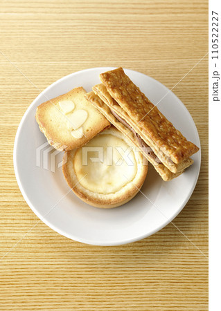 クッキーとクリームサンドとチーズタルト 110522227