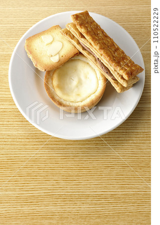 クッキーとクリームサンドとチーズタルト 110522229