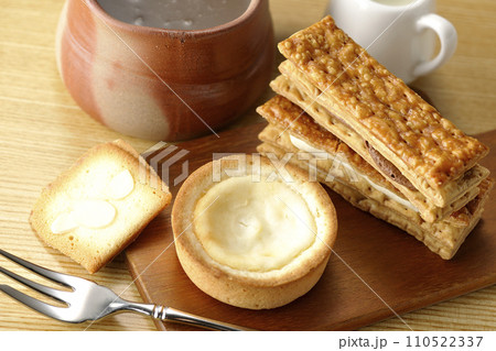 クッキーとクリームサンドとチーズタルト、色々な焼菓子でコーヒータイム 110522337