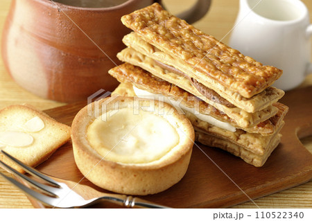 クッキーとクリームサンドとチーズタルト、色々な焼菓子でコーヒータイム クッキーとクリームサンドとチーズタルト、色々な焼菓子でコーヒータイム 110522340