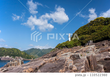 《三重県・熊野灘・楯ヶ崎》千畳敷と二木島灯台 110522360