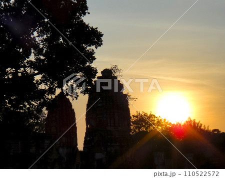 タイ・アユタヤ遺跡・夕暮のワットプラマハータート タイ・アユタヤ遺跡・夕暮のワットプラマハータート 110522572