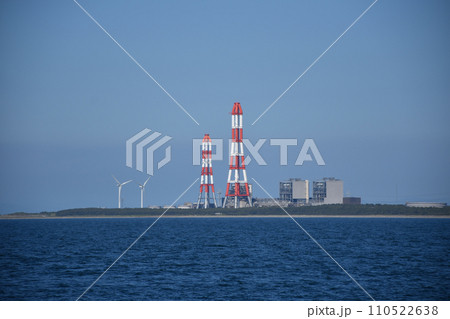 海上から見た発電所 110522638