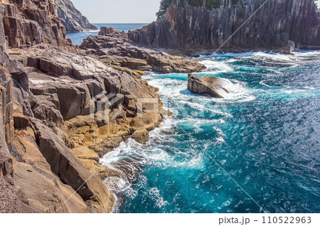 三重県・熊野灘・楯ヶ崎の海岸風景 110522963