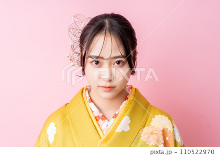 振袖の若い女性 110522970