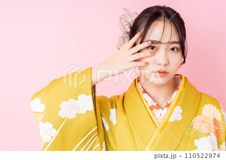 振袖の若い女性 110522974