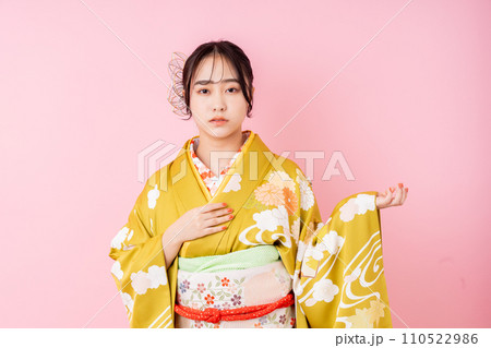 振袖の若い女性 110522986