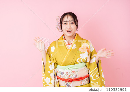 振袖の若い女性 110522991