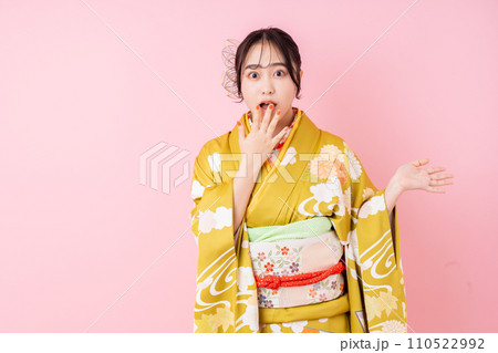 振袖の若い女性 110522992